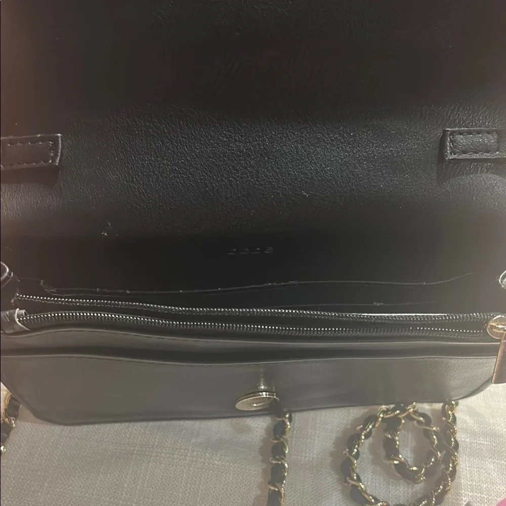bebe Elegant Black Crossbody Bag w chain